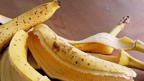केळीची साल कचरा नाही, त्याचे फायदे माहित आहेत का? जाणून घ्या