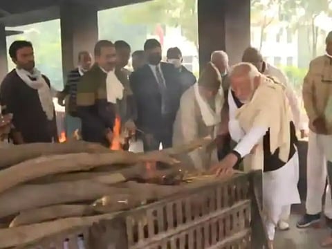 पंतप्रधान नरेंद्र मोदी यांच्या आई हिराबेन मोदी अनंतात विलीन; मोदींनी दिला पार्थिवाला खांदा