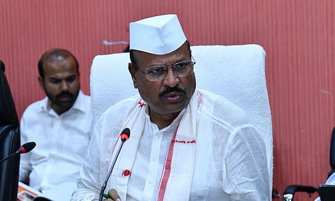 अब्दुल सत्तारांची हकालपट्टी करा; मविआच्या आमदारांचे वेलमध्ये बसून जोरदार निदर्शने