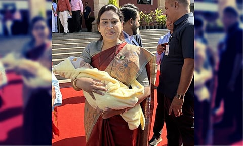 हिवाळी अधिवेशनाला यंदा चिमुकल्या पाहुण्याची हजेरी; सरोज अहिरे बाळासोबत सभागृहात दाखल