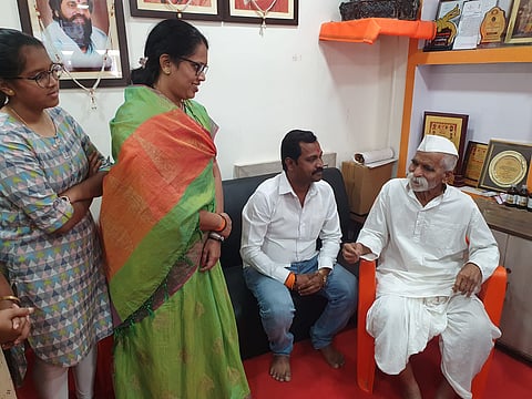 अफजलखान कबरीचे अतिक्रमण हटवल्याने भिडे गुरुजींनी केले मुख्यमंत्र्यांचे कौतुक