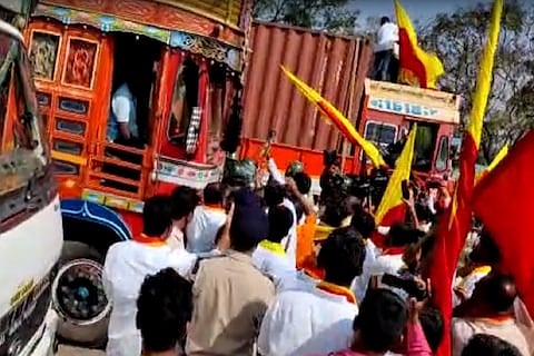 महाराष्ट्र - कर्नाटक सीमावाद पेटला; बेळगावात महाराष्ट्राच्या वाहनावर हल्ला