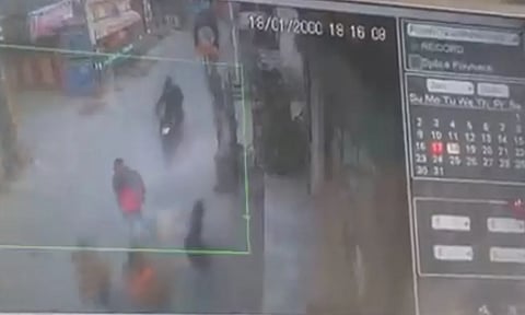 Video : दिल्लीत विद्यार्थिनीवर अॅसिड अटॅक; घटना सीसीटीव्हीत कैद