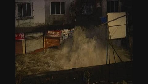 घाटकोपरमध्ये जलवाहिनी फुटली; मोठे नुकसान