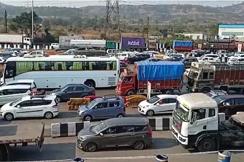 ख्रिसमसची सुट्टी आणि विकेंडला फिरायला जात असाल तर वेळेचं नियोजन कराच; एक्स्प्रेस वेवर प्रचंड वाहतूक कोंडी