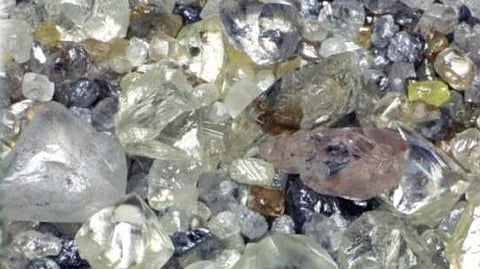 या घरातील चुलीच्या खाली दडलाय हिऱ्याचा खजिना....! गावकरी म्हणत आहेत, आता खोदाच..