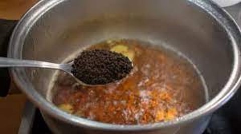 तुम्हीही चहा बनवल्यानंतर चहा पावडर फेकून देता का? आतापासून असे करू नका, करा असा वापर