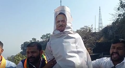 अजित पवार यांच्या प्रतीकात्मक पुतळ्याचा किल्ले अजिंक्यताऱ्यावरून केला कडेलोट