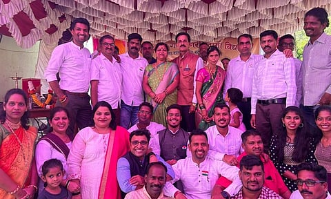 आवडत्या शिक्षकाला राजापूरच्या आजी-माजी विद्यार्थ्यांनी दिला अनोखा निरोप