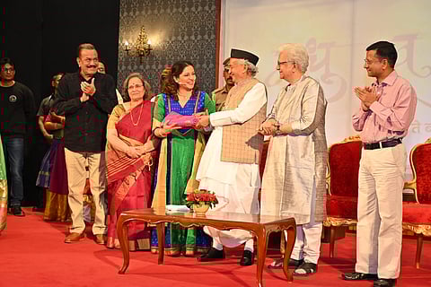 राजभवनात रंगला "मधुरव : बोरू ते ब्लॉग'चा खास प्रयोग; राज्यपालांकडून पाच लाखांचे बक्षीस जाहीर!