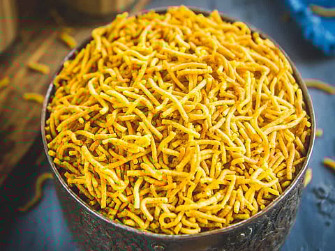 तुम्हीही 'आलू भुजिया' आवर्जून खाता का? फायदे आणि तोटे जाणून घ्या