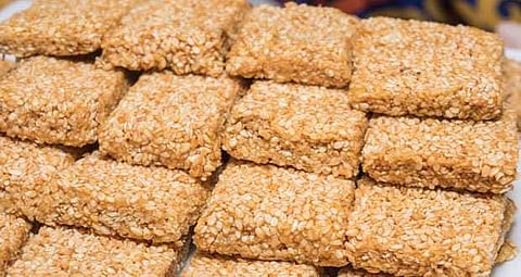 मकरसंक्रातीला गोड तिळाची चवदार चिक्की बनवा , जाणून घ्या सोपी रेसिपी