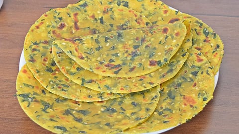 घरी बनवा मल्टीग्रेन मेथी थेपला