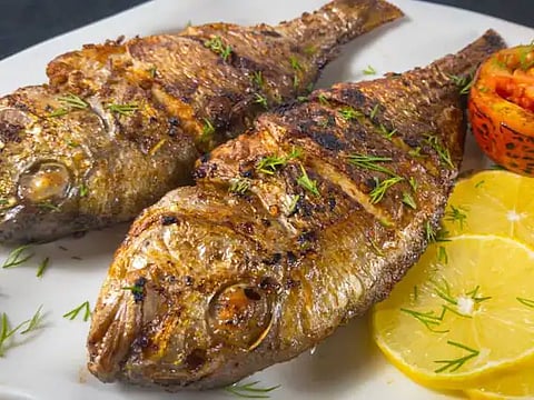 हिवाळ्यात मसालेदार पदार्थ खायचे आहेत तर मसालेदार 'फ्राईड फिश' बनवा; वाचा रेसिपी