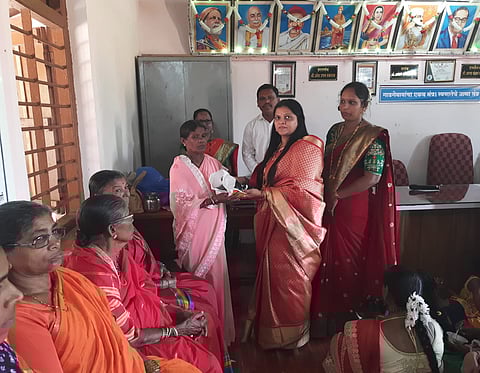 जागतिक महिला दिनानिमित्त भिले ग्रामपंचायतीकडून विधवा महिलांचा सन्मान