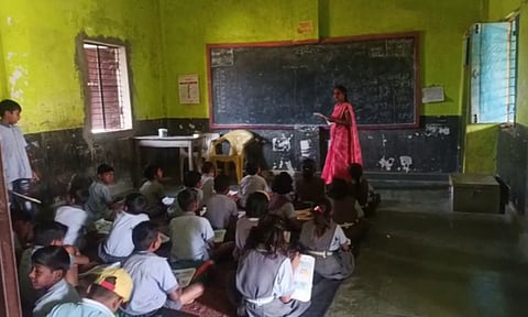 लोकप्रतिनिधी असावे तर असे! शिक्षक संपावर, विद्यार्थ्यांसाठी सरपंच, उपसरपंच झाले शिक्षक