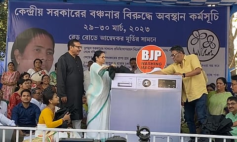VIDEO: ममता बॅनर्जींनी दाखवले भाजपचे वॉशिंग मशीन; काळे कपडे आत टाकले आणि...