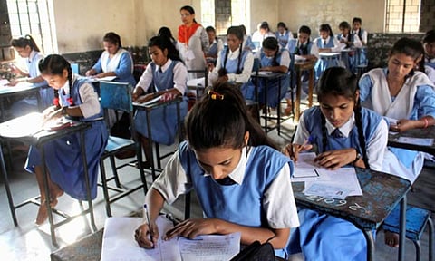 बारावीनंतर आता दहावीच्या पेपरमध्ये घोळ! मराठी माध्यमाच्या विद्यार्थ्यांना इंग्रजी प्रथम भाषेचा दिला पेपर