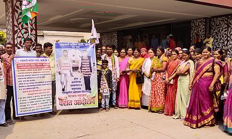 मुख्यमंत्री-उपमुख्यमंत्र्याच्या फोटोला नवरदेव बनवत वाजत गाजत काढली वरात; राष्ट्रवादीच अनोखं आंदोलन