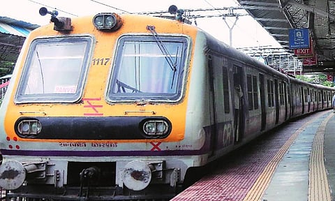 धावत्या रेल्वेत गर्दुल्ल्याने अपंग व्यक्तीला जाळले; केईएममध्ये उपचार सुरू