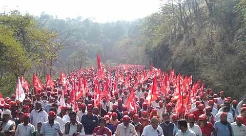 'लाँग मार्च'मधील शेतकऱ्याचा मृत्यू; रुग्णालयात केलं होतं दाखल