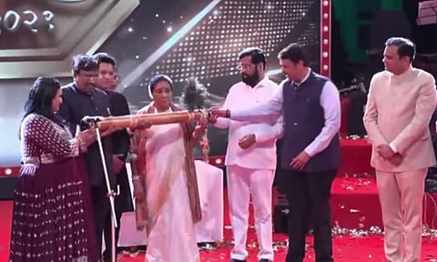 आशा भोसले महाराष्ट्र भूषण पुरस्कारने सन्मानित; मुख्यमंत्री-उपमुख्यमंत्री उपस्थित