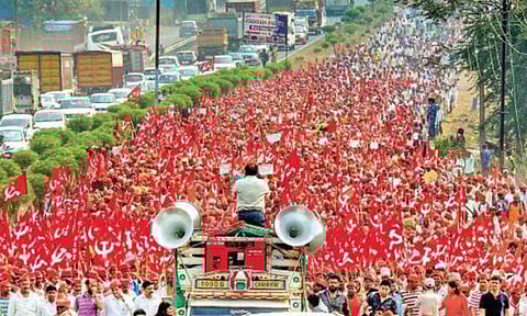 राधाकृष्ण विखे पाटील यांच्या कार्यालयावर धडकणार लाल वादळ