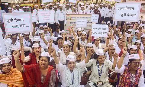 Old Pension Scheme : सात दिवसानंतर सरकारी कर्मचाऱ्यांचा संप अखेर मागे