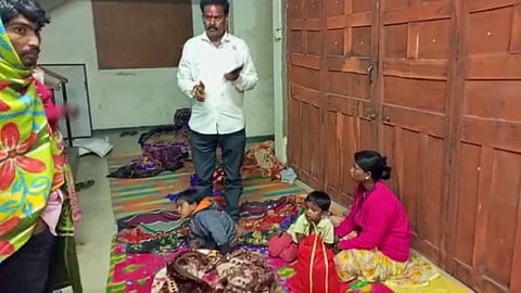 वादळामध्ये पत्र्याची घर झाली जमीनदोस्त; कुटुंब मुलाबाळांसह तहसील कार्यालयात