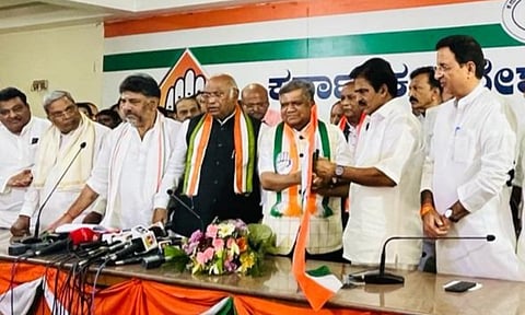 भाजपला कर्नाटकात धक्का! माजी मुख्यमंत्र्यांनी सोडली साथ; कॉंग्रेसमध्ये प्रवेश