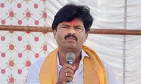 सांगलीत निवडणुकीला गालबोट; गोपीचंद पडळकरांची ग्रामपंचायत सदस्यास मारहाण