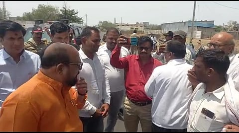 कापूस प्रश्नाबाबत पाचोरा येथे शेतकरी आक्रमक , पालकमंत्री गुलाबराव पाटलांचा अडवला ताफा