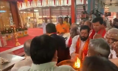 अयोध्येत शिंदे-फडणवीस श्रीरामाच्या चरणी लीन; राम मंदिराला धनुष्यबाण भेट