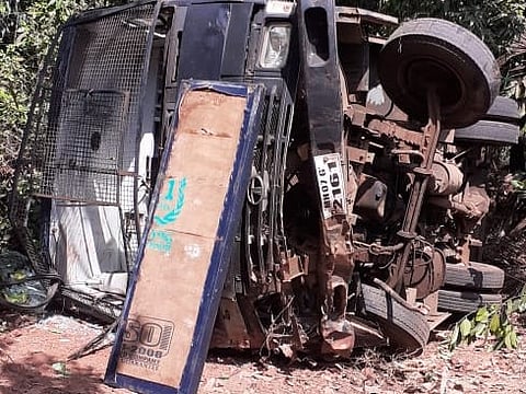 रिफायनरी सर्वेक्षण बंदोबस्तासाठी निघालेल्या पोलिसांच्या गाडीचा अपघात