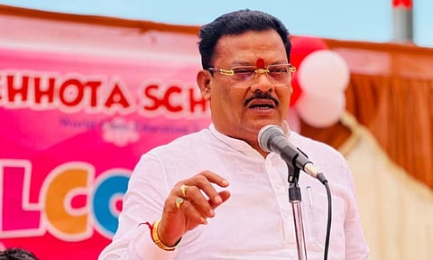 शिंदे गटाचे आमदार संजय शिरसाट यांच्या सुपुत्राचा ट्रॅक्टर गेला चोरीला