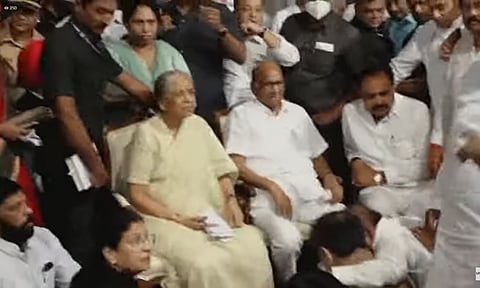 निर्णय मागे घ्या, सभागृह सोडणार नाही; शरद पवारांच्या निवृत्तीच्या घोषणेनंतर कार्यकर्ते भावूक, सभागृहातच ठिय्या