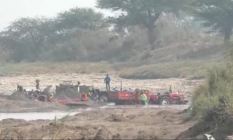 गौण खनिज माफियांविरुद्ध महिला तहसीलदारांची धडाकेबाज कारवाई