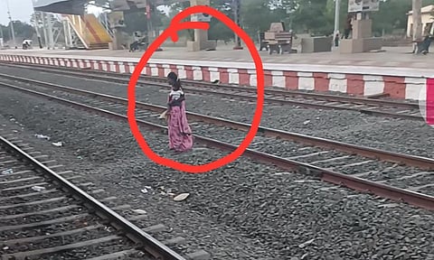 वाशिम रेल्वे स्टेशनवर जीव धोक्यात घालून रेल्वे रुळावरून मार्गक्रमण