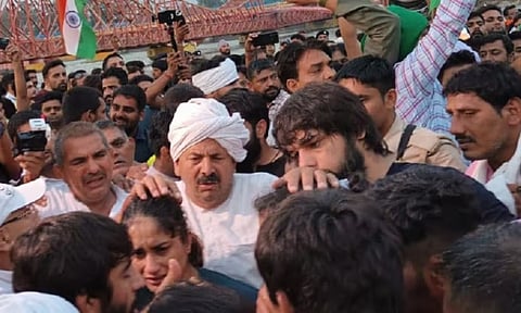 नरेश टिकैत यांनी कुस्तीपटूंना गंगेत पदकं विसर्जित करण्यापासून रोखलं; सरकारला दिला अल्टिमेटम