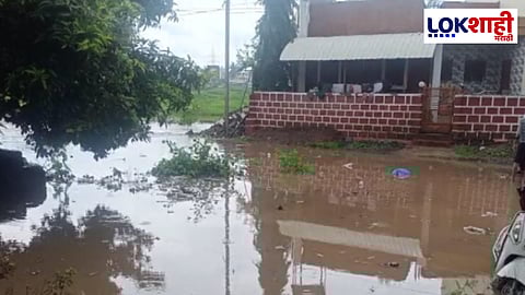 साताऱ्यातील मायणीत ढगफुटीसदृश पाऊस; गावातील अनेक घरांत शिरलं पाणी