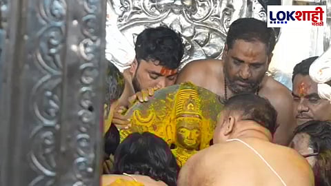 तुळजाभवानीच्या मंदिरात शारदीय नवरात्रोत्सवाला सुरुवात; तुळजाभवानी देवीची मंचकी निद्रा संपवून देवी सिंहासनावर विराजमान