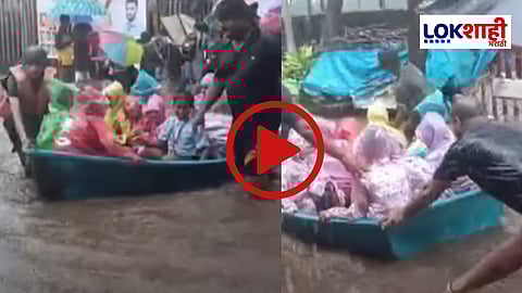 Thane Kalwa Rain : कळवा पूर्व भागात मोठ्या प्रमाणात पाणी साचलं, चिमुकल्यांना चक्क बोटीने बाहेर काढलं