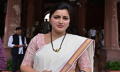 महाराष्ट्रात कोरोनाची मोफत लस द्यावी; नवनीत राणा यांची ठाकरे सरकारला विनंती