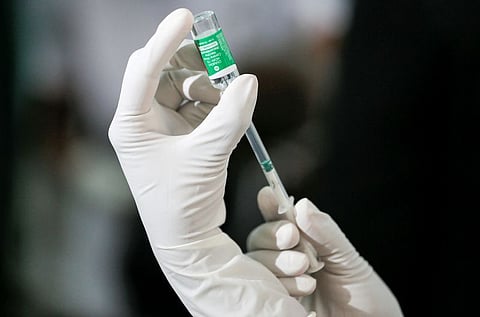 A health official draws a dose of the AstraZeneca's COVID-19 vaccine manufactured by the Serum Institute of India, at Infectious Diseases Hospital in Colombo, Sri Lanka January 29, 2021. REUTERS/Dinuka Liyanawatte/File Photo