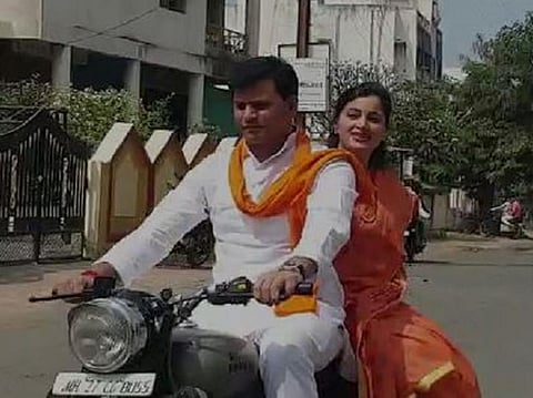 राणा दाम्पत्याला बुलेटवारी महागात; अखेर गुन्हा दाखल