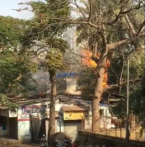 वर्सोव्यात सिलिंडरच्या गोदामाला भीषण आग; 4 जण जखमी