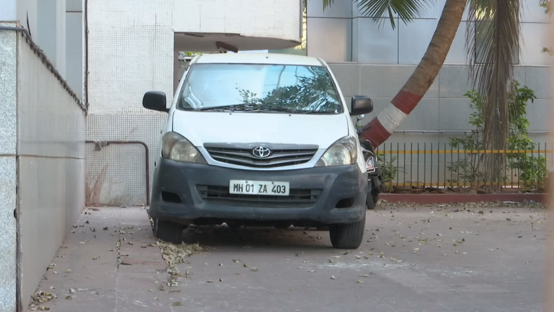 अंबानींच्या घराबाहेरील इनोव्हा गाडीचा उलगडा?