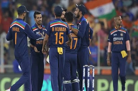 India vs England 1st odi ; भारताची ‘शिखर’ धावसंख्या; इंग्लंड समोर 318 धावांचे आव्हान