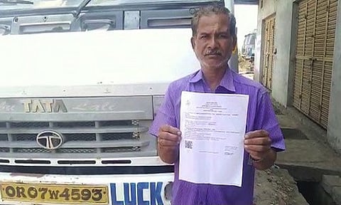 हेल्मेट न घातल्यामुळे ट्रक चालकावर कारवाई