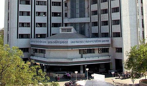 जळगावात गिरीश महाजनांना धक्का : भाजपाला खिंडार पाडत शिवसेनेने महापालिकेवर फडकावला भगवा